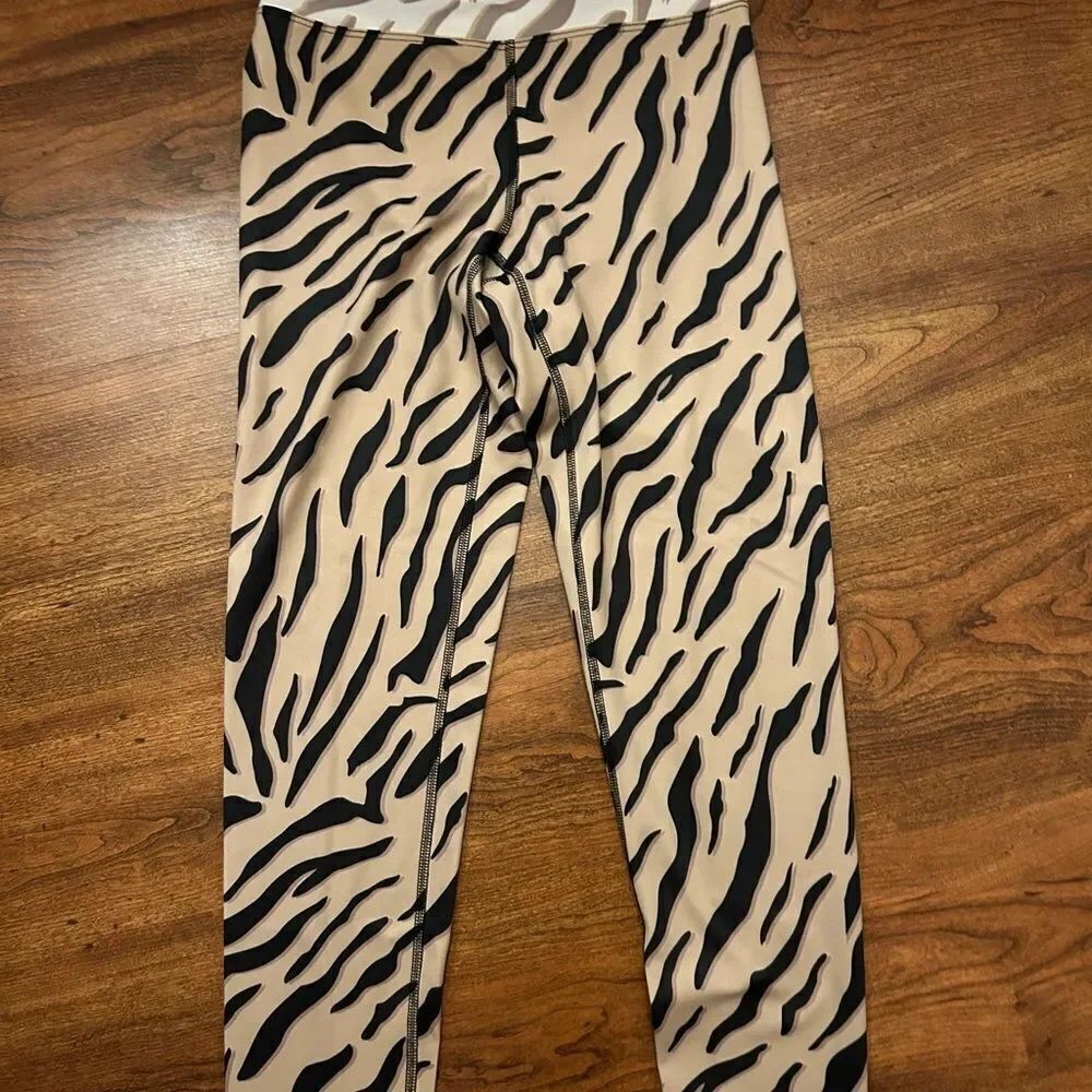 Beach Riot Zebra Leggings Medium - Picture 5 of 5